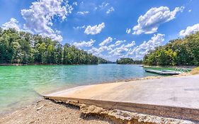 Majestic Lakefront Lodge